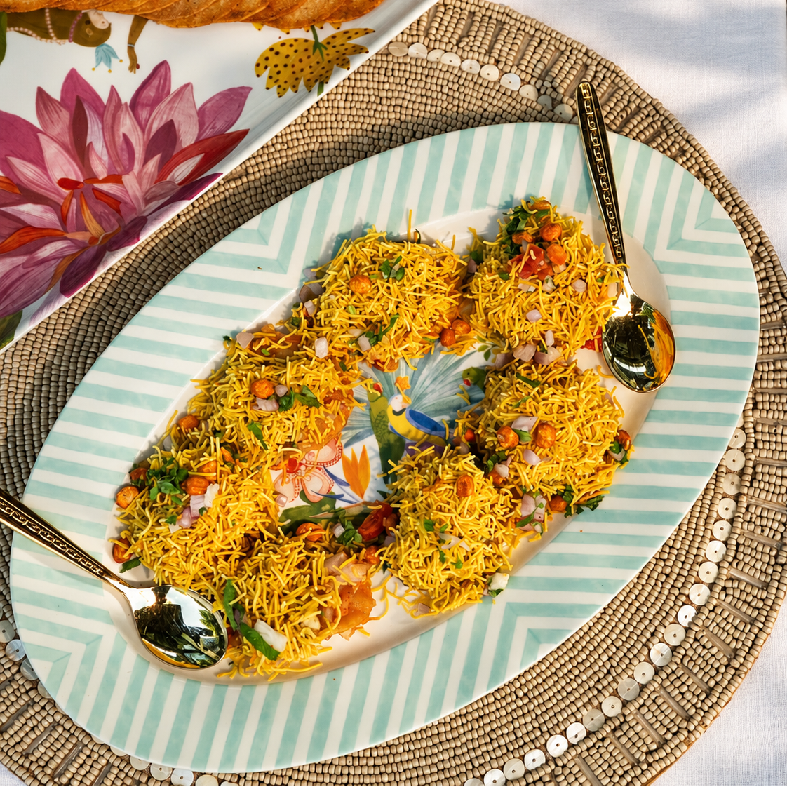 Parrot Bloom Oval Platter (1 Piece)